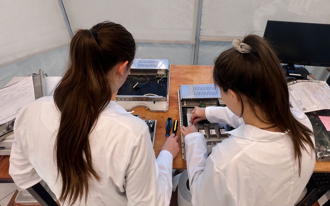 Técnicos de AGS Analítica trabajando en equipos de cromatografía